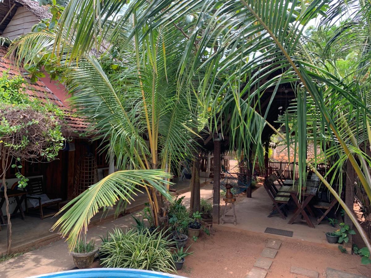 Wanderers Hostel Trincomalee Exteriör bild
